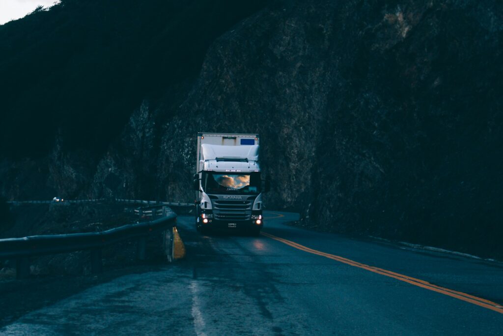 Poids lourds circulant sur une route glissante de montagne
