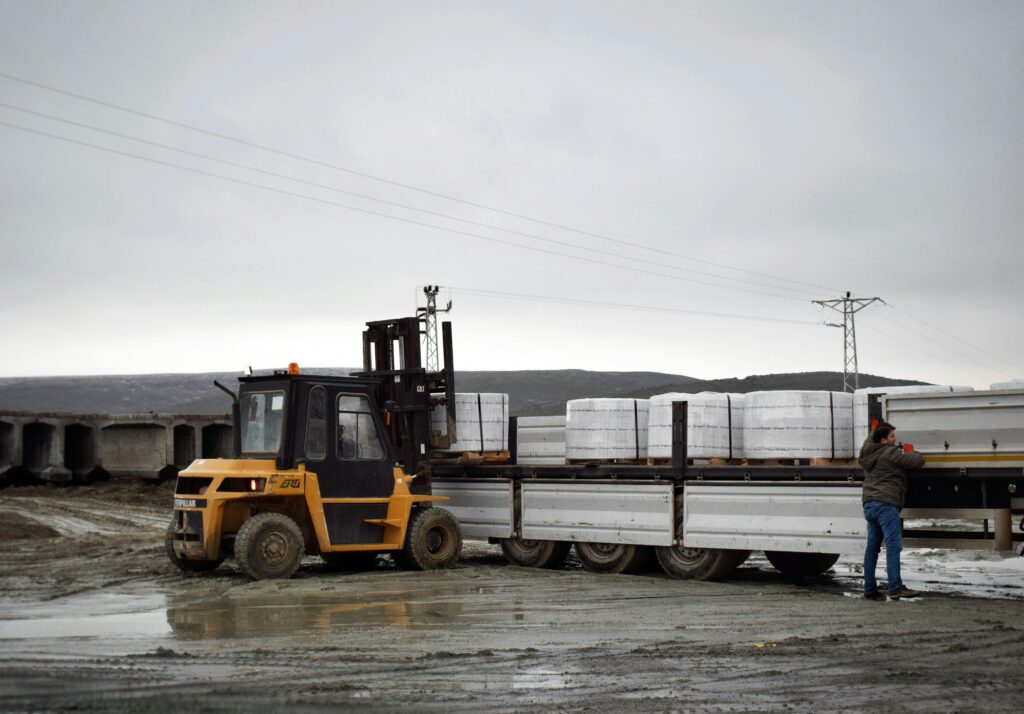 Déchargement de palettes posées sur un camion plateau