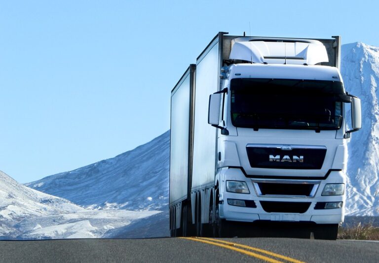 Camion circulant sur des routes de montagne enneigées