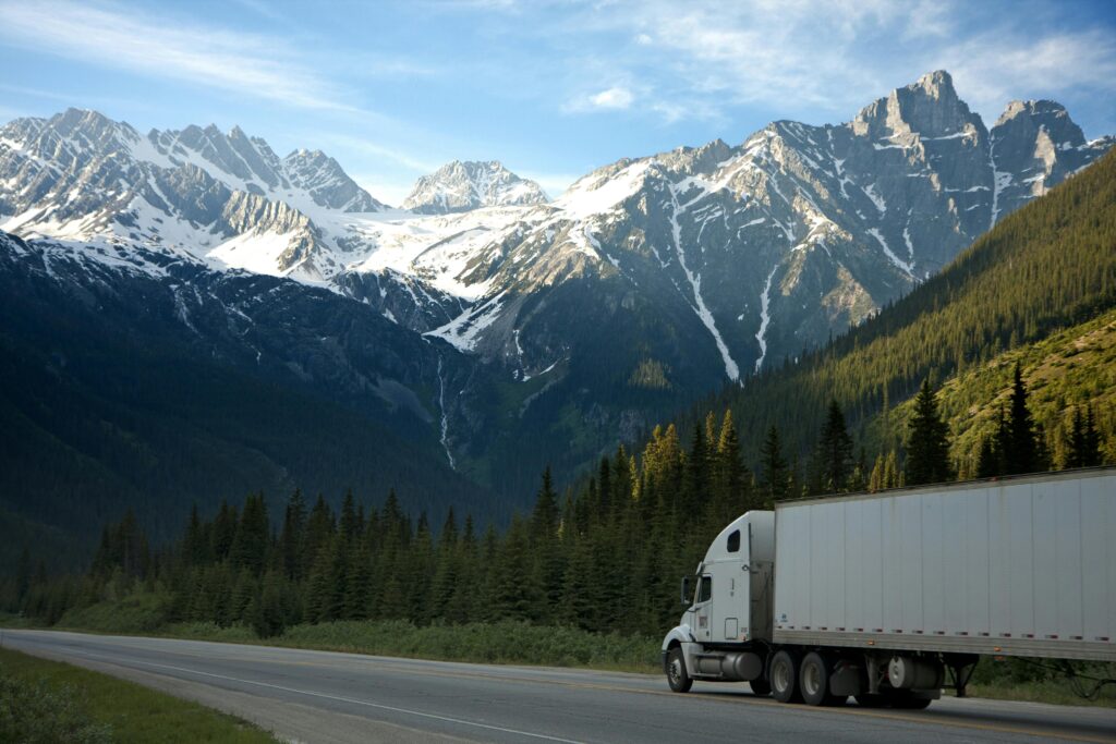 Camion circulant sur les routes de montagnes