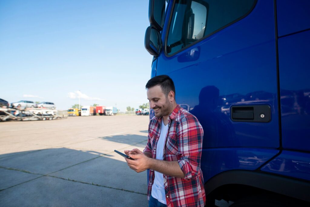 Chauffeur poids lourds attendant le chargement de son camion