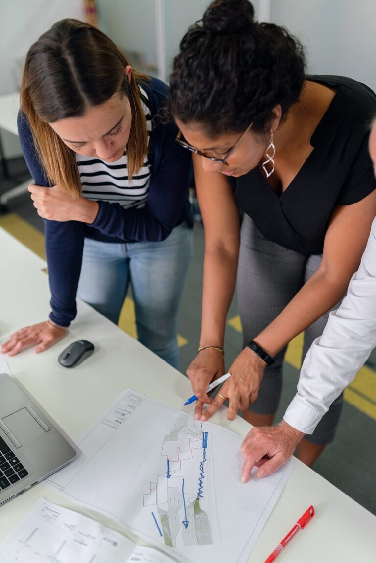 Equipe de professionnels échangeant sur l'organisation du transport
