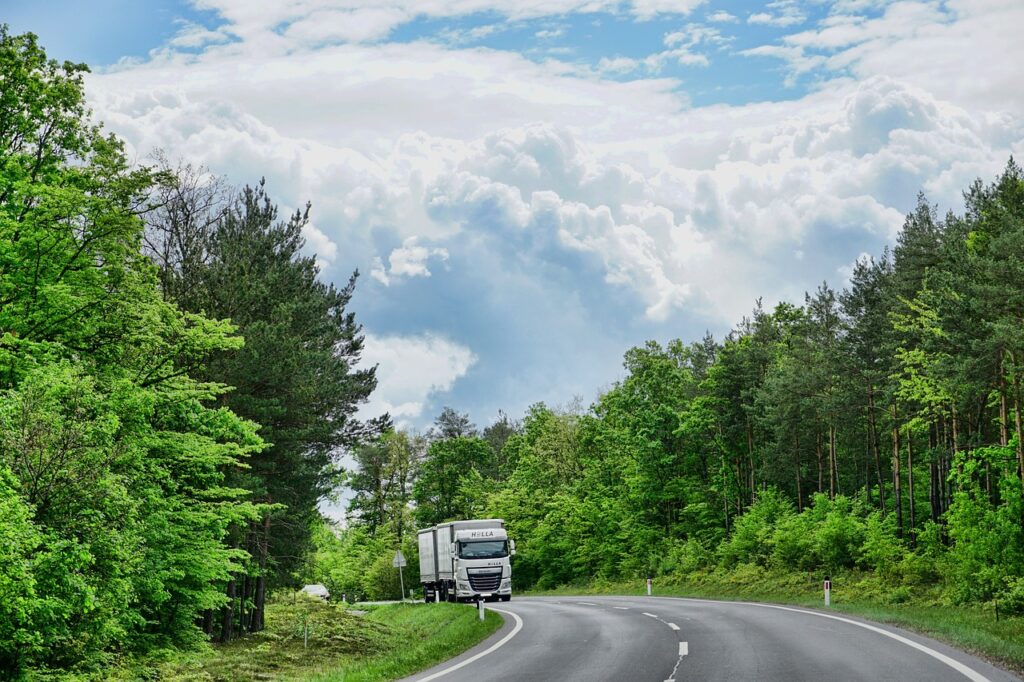 Camion sur une route de montagne
