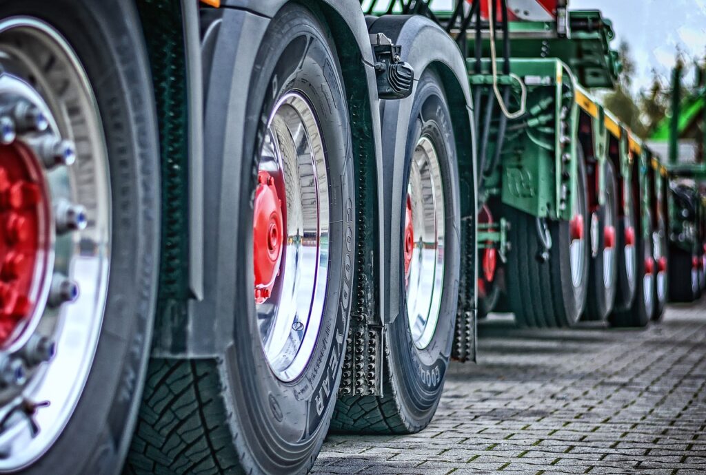 Des roues de camions surdimensionnées pour faciliter le déplacement des machines.