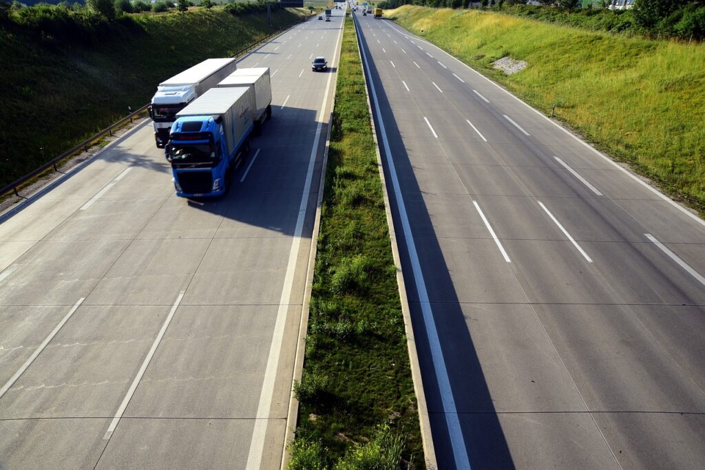 Camions de marchandises circulant sur l'autoroute