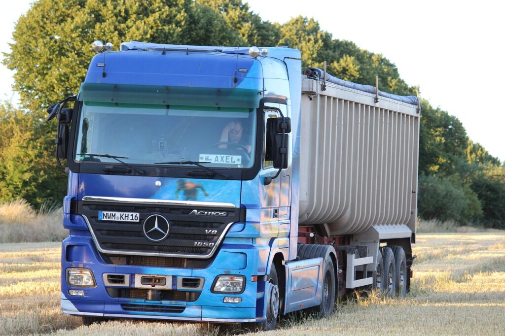 Camion benne perdu dans un champs