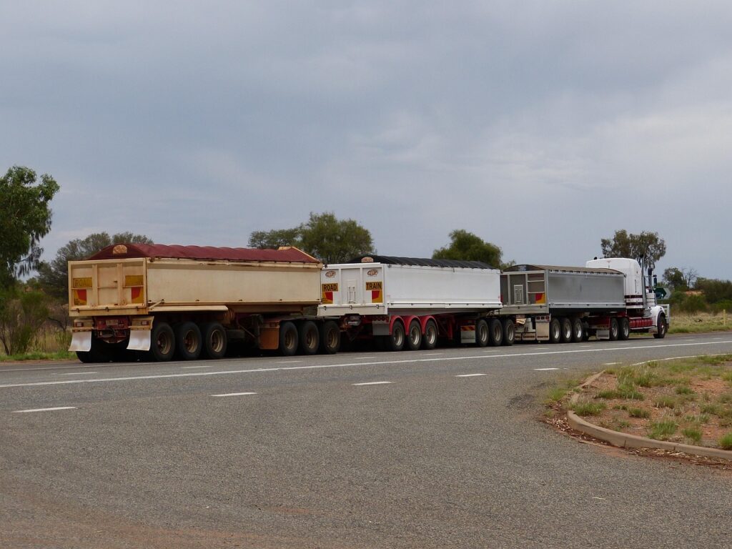 Camion tractant plusieurs bennes bâchées