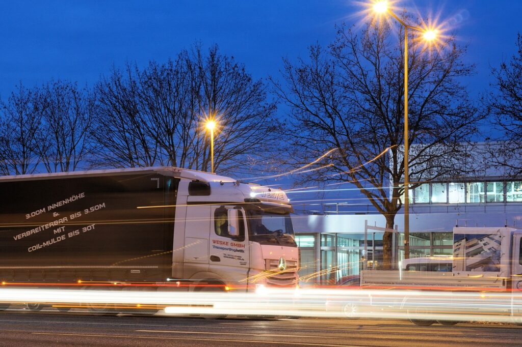 Camion de marchandises circulant en ville