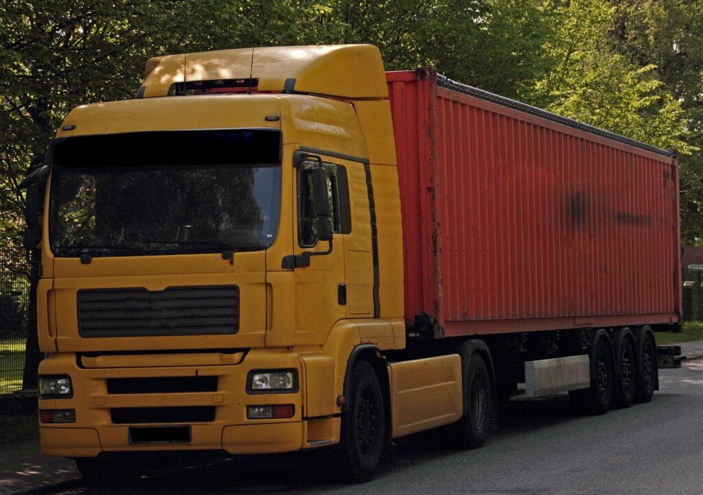 Camion transportant un conteneur métallique
