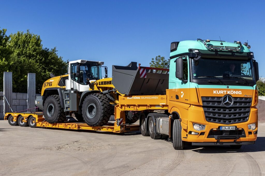 Camion transportant un engin de chantier hors gabarit