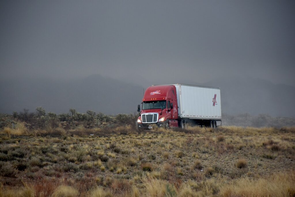 Camion bâché sur les routes de campagnes