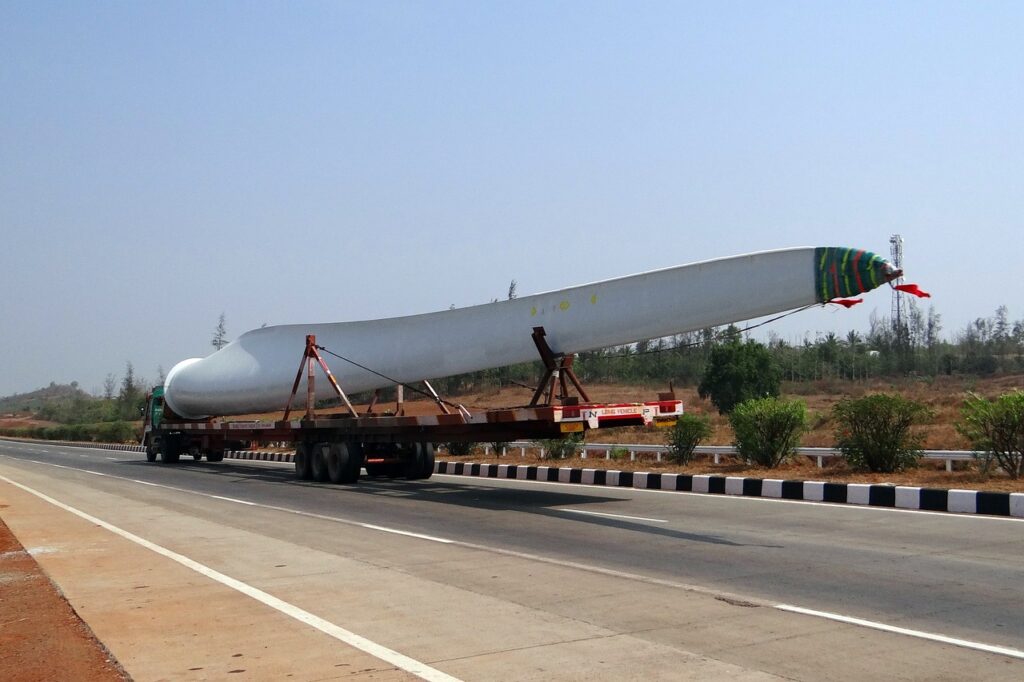 Camion plateau transportant une palme d'éolienne