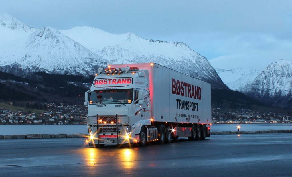 Camion avec semi-remorque en montagne