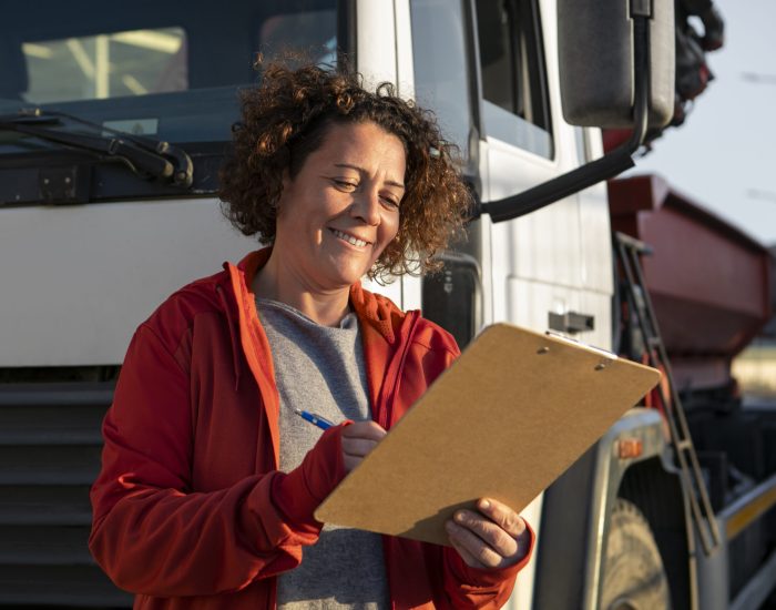 organisation et déplacement de matériaux Conductrice d'un camion vérifiant les livraisons effectuées durant sa journée.