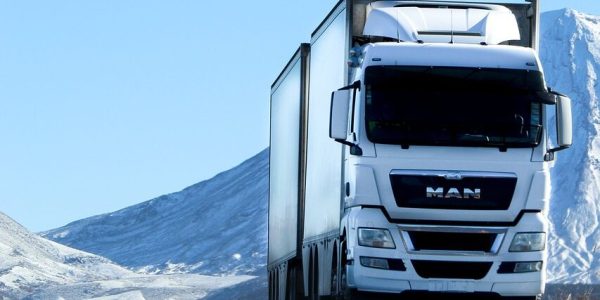 transport-marchandises-neige Camion circulant sur des routes de montagne enneigées