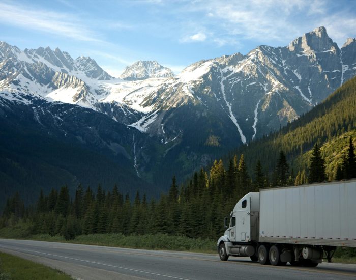 Transport en montagnes Camion circulant sur les routes de montagnes